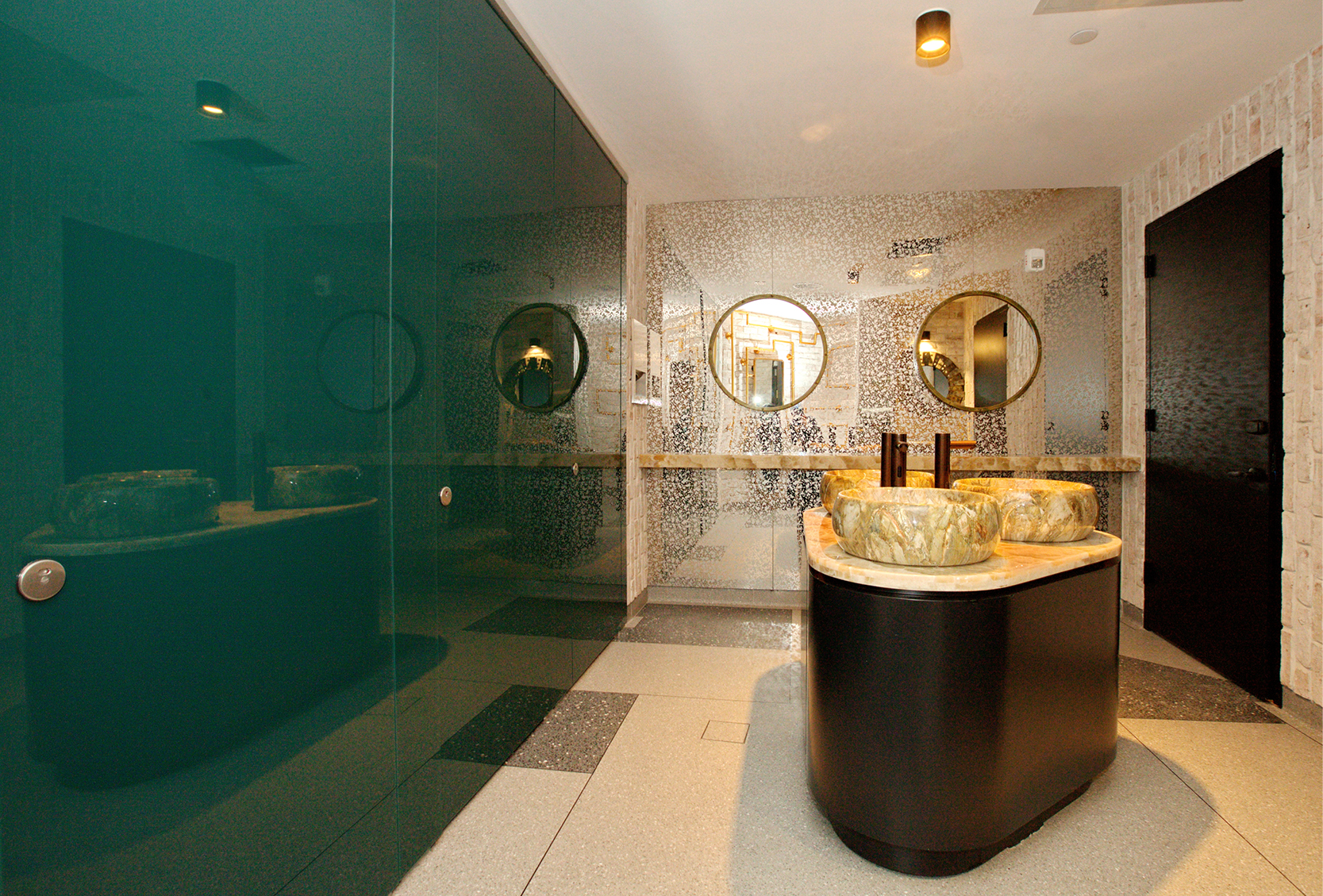 venesta-washrooms-sylan-glass-renaissance-flushing-hotel