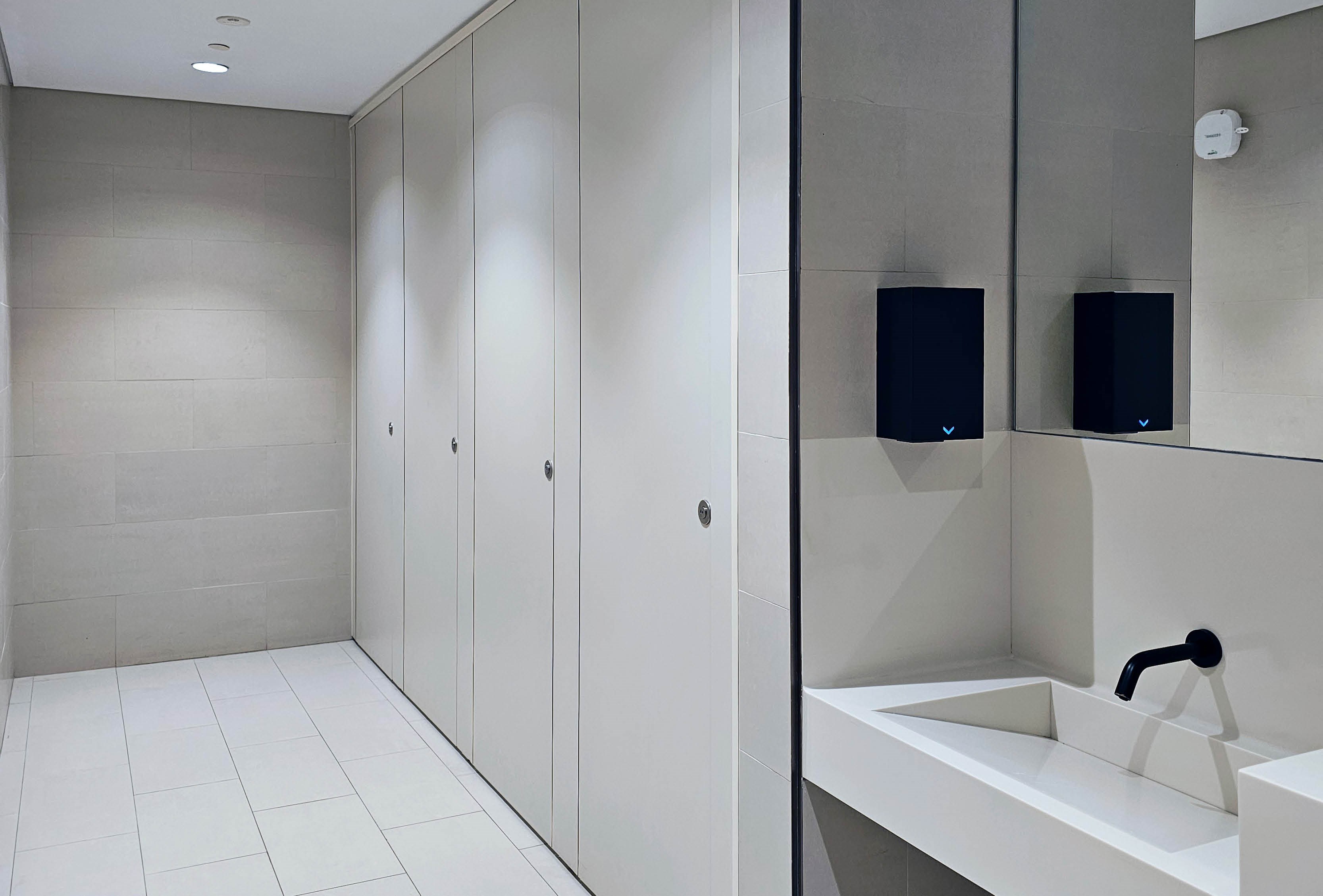 venesta-washrooms-export-toilet-cubicles-unity-full-height-commercial-toilets-abrahamic-family-house-5