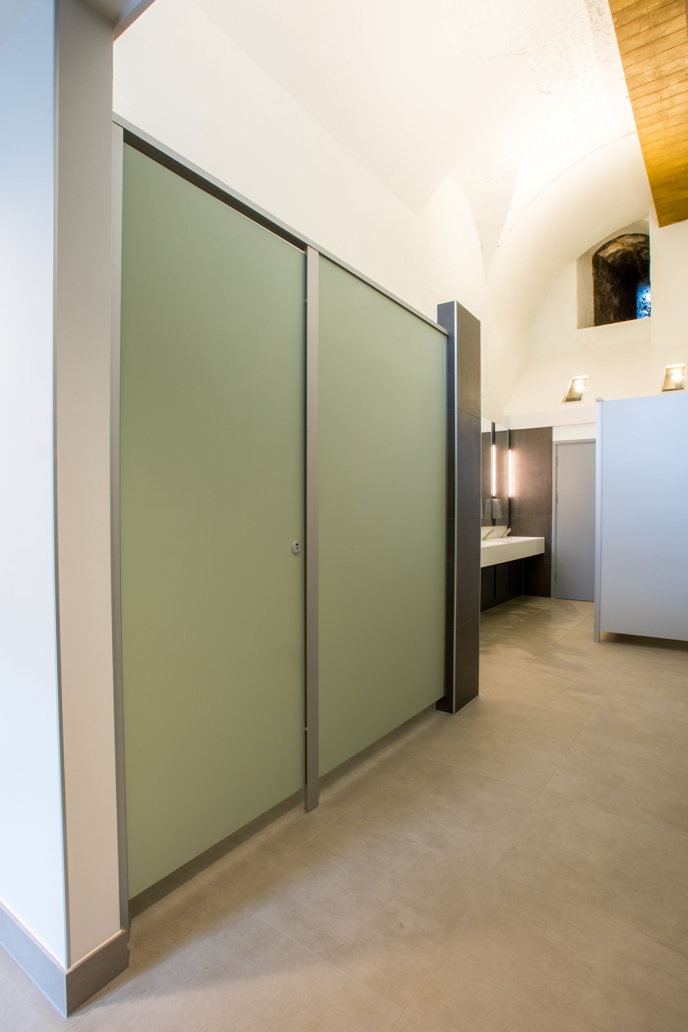 venesta-washrooms-toilet-cubicle-cubicles-fusion-solid-surface-vanity-unit-dover-castle1