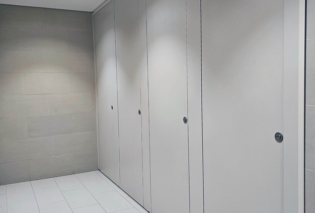 venesta-washrooms-export-toilet-cubicles-unity-full-height-commercial-toilets-abrahamic-family-house-2