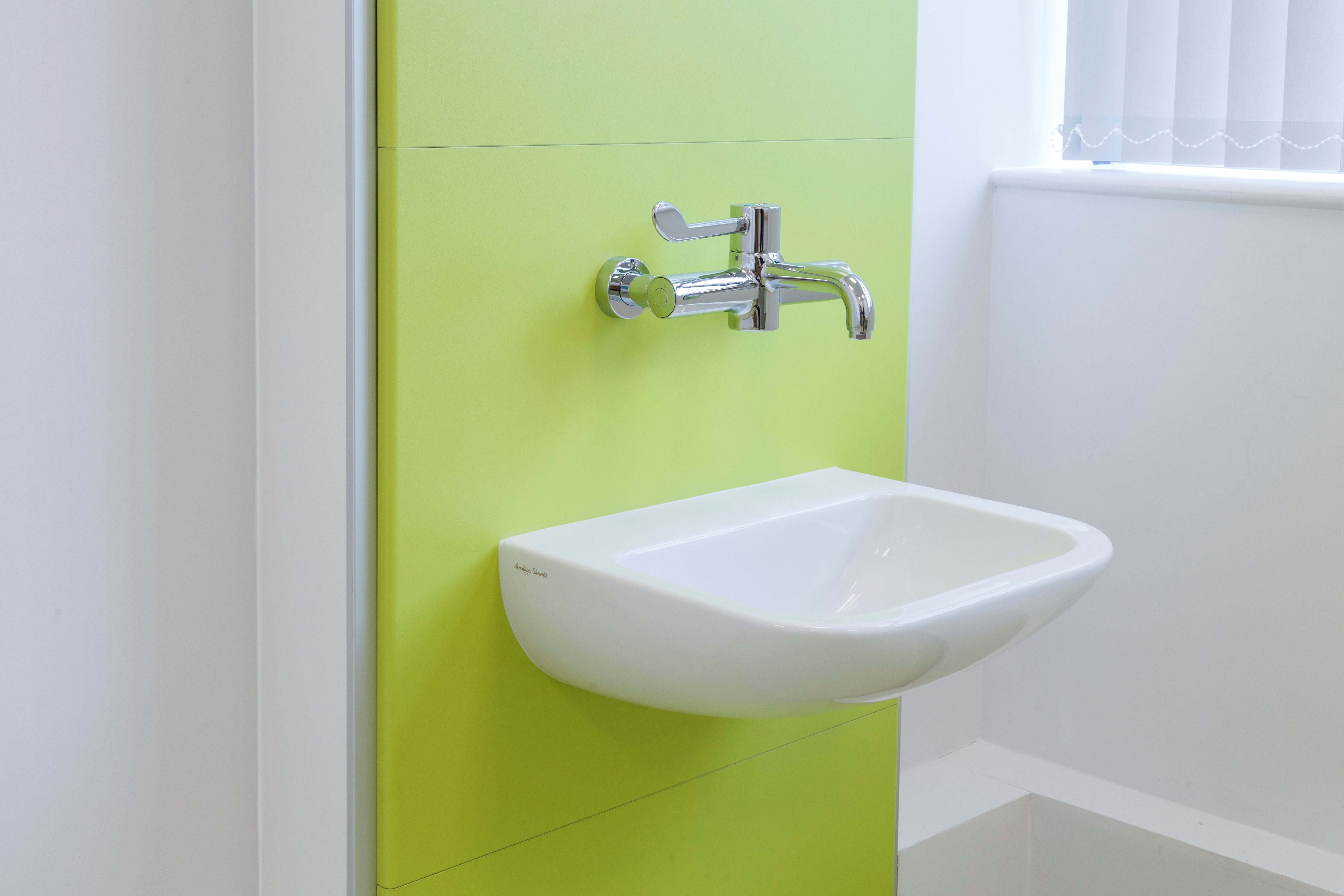 venesta-washrooms-healthcare-hospital-washroom-ips-panelling-vepps-boxed-out-the-strand-medical-centre-hr