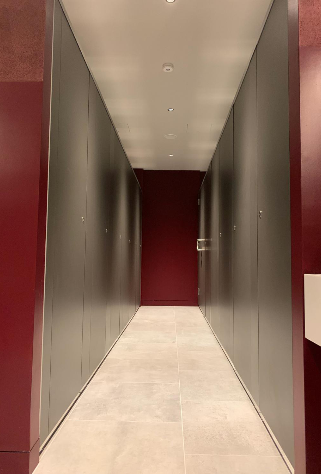 venesta-washrooms-toilet-cubicles-washroom-panelling-the-old-vic-threatre6