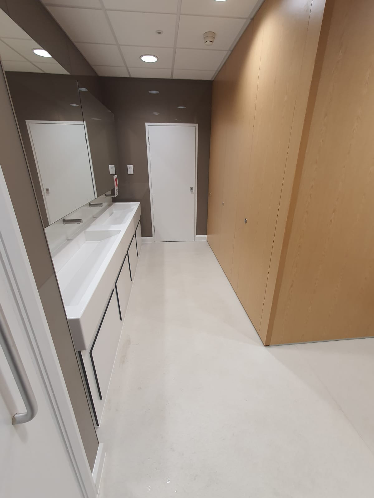 venesta-washrooms-veneer-toilet-cubicles-citibank-data-centre