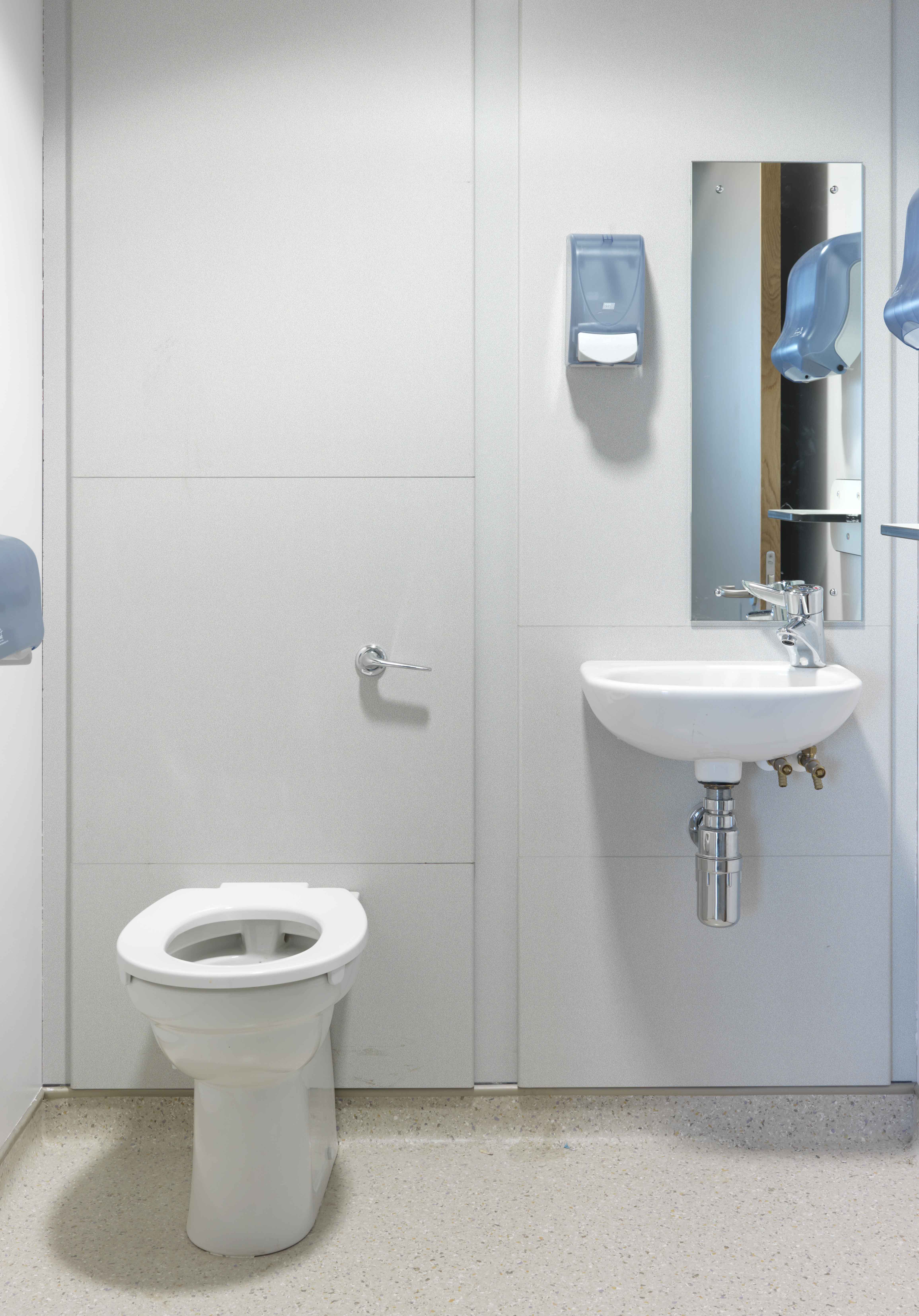 venesta-washrooms-vepps-healthcare-wall-panel-panelling-basin-sink-wc-toilet-preplumbed-royal-london-hospital1